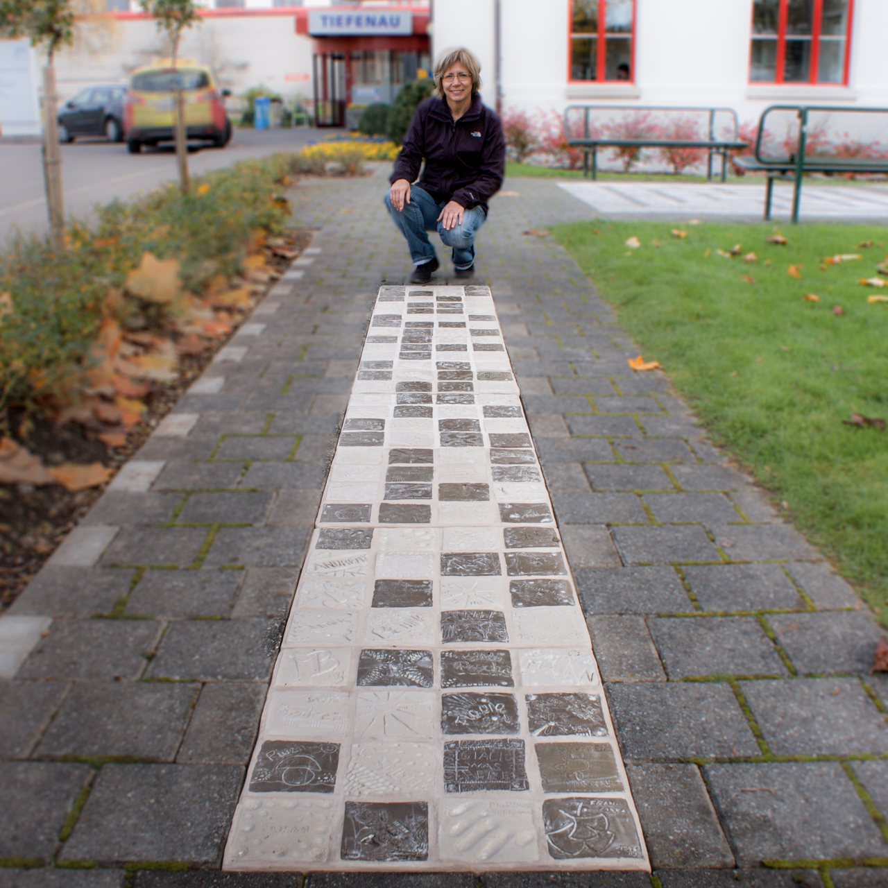 Walk Of Fame Plattenweg von Judith Kaffka, kunstpunkt-bern.ch, erstellt für das Spital Tiefenau in Bern, Schweiz